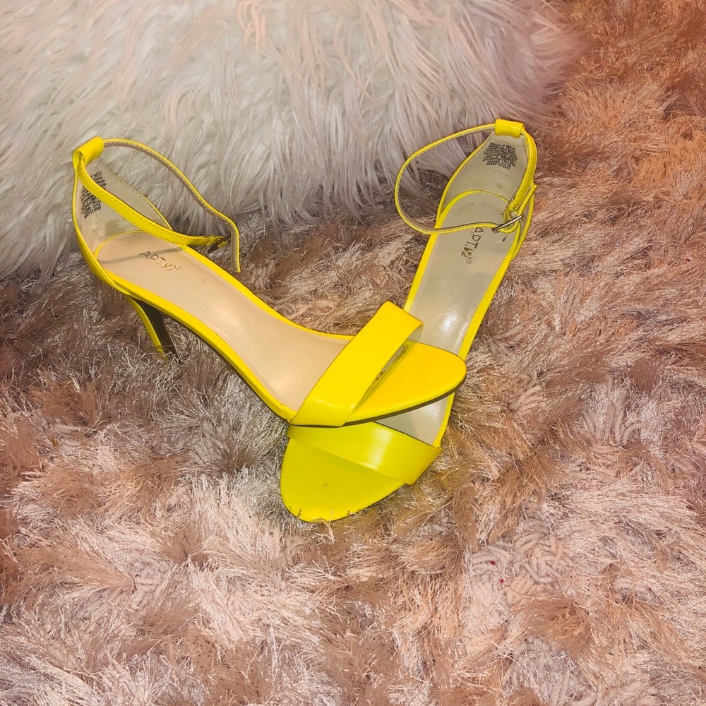 APT9 yellow Open Toe  4” heels Size 8 Medium